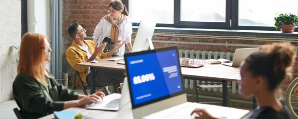 Collaborateurs travaillant en cabinet de conseil
